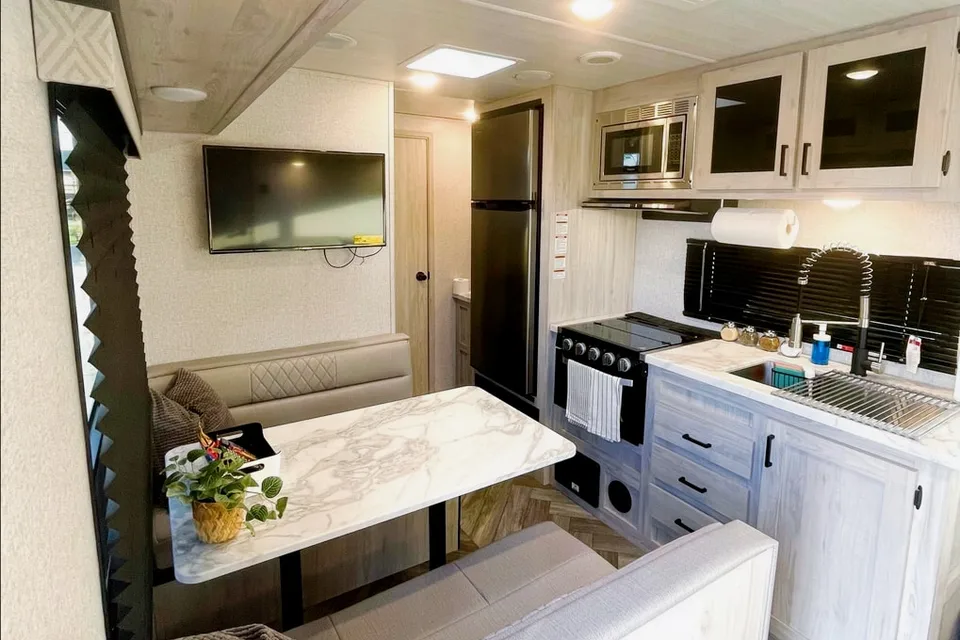 Gerardo's East to West Della Terra 250bh Travel Trailer