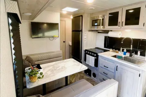 Gerardo's East to West Della Terra 250bh Travel Trailer
