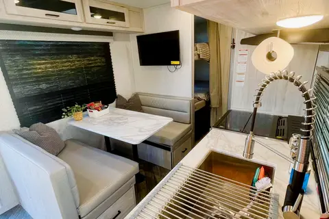 Gerardo's East to West Della Terra 250bh Travel Trailer