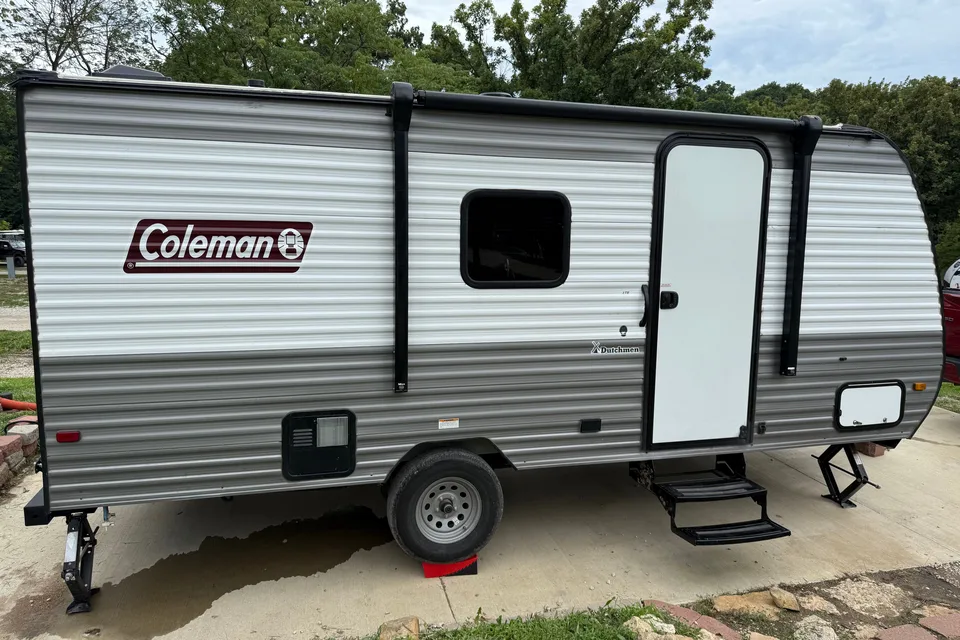 Cozy Lightweight adventure ready Coleman 21ft Camper
