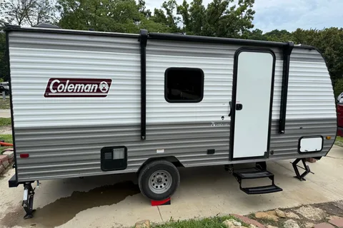 Cozy Lightweight adventure ready Coleman 21ft Camper