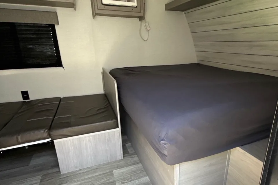 Cozy Lightweight adventure ready Coleman 21ft Camper