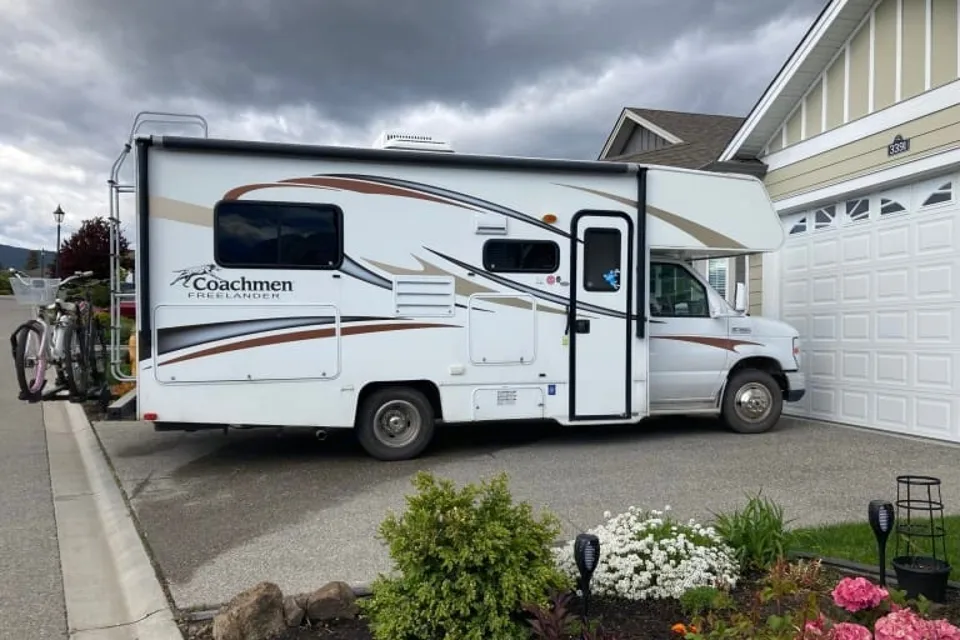 Raymond's Coachmen Freelander Class C
