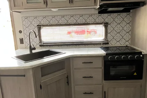 2022 Coleman Cozy Camper | Sleeps 6-8 | Family Friendly | Adventure Ready!