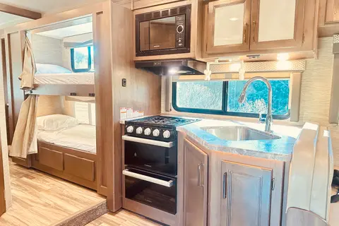 Thor Motor Coach Fourwind 31EV Class C with fully equipped kitchen and bathroom
