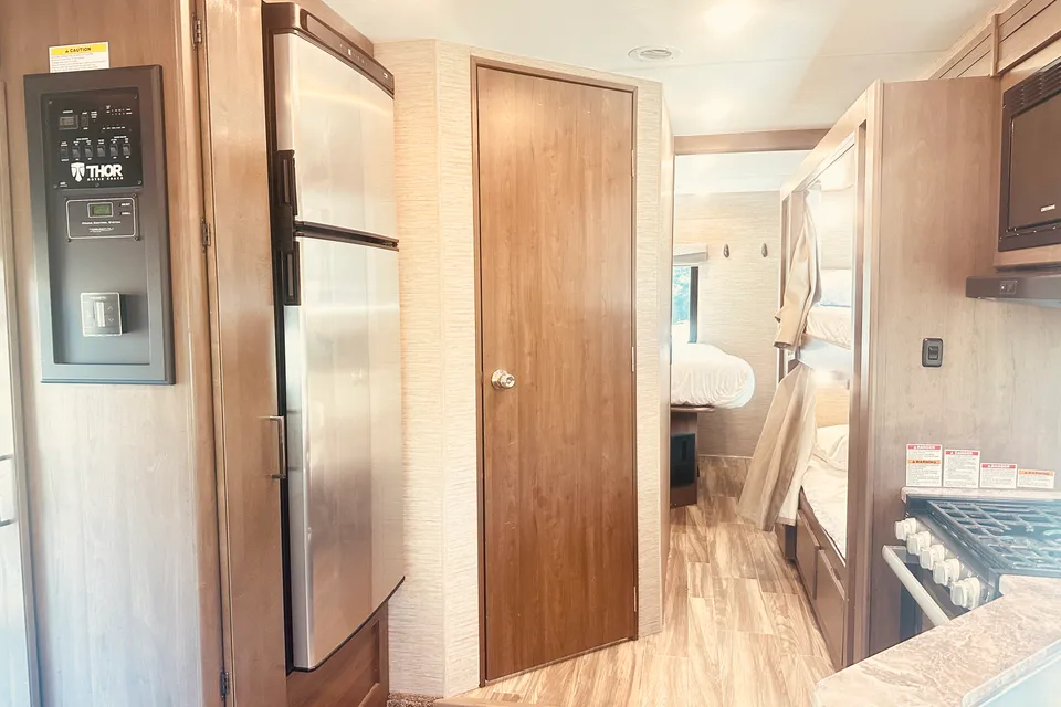 Thor Motor Coach Fourwind 31EV Class C with fully equipped kitchen and bathroom