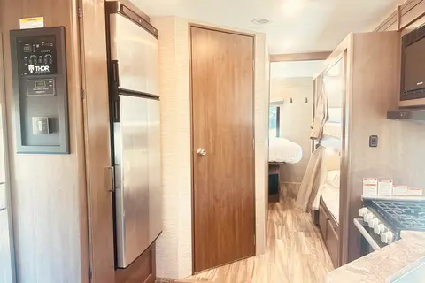 Thor Motor Coach Fourwind 31EV Class C with fully equipped kitchen and bathroom
