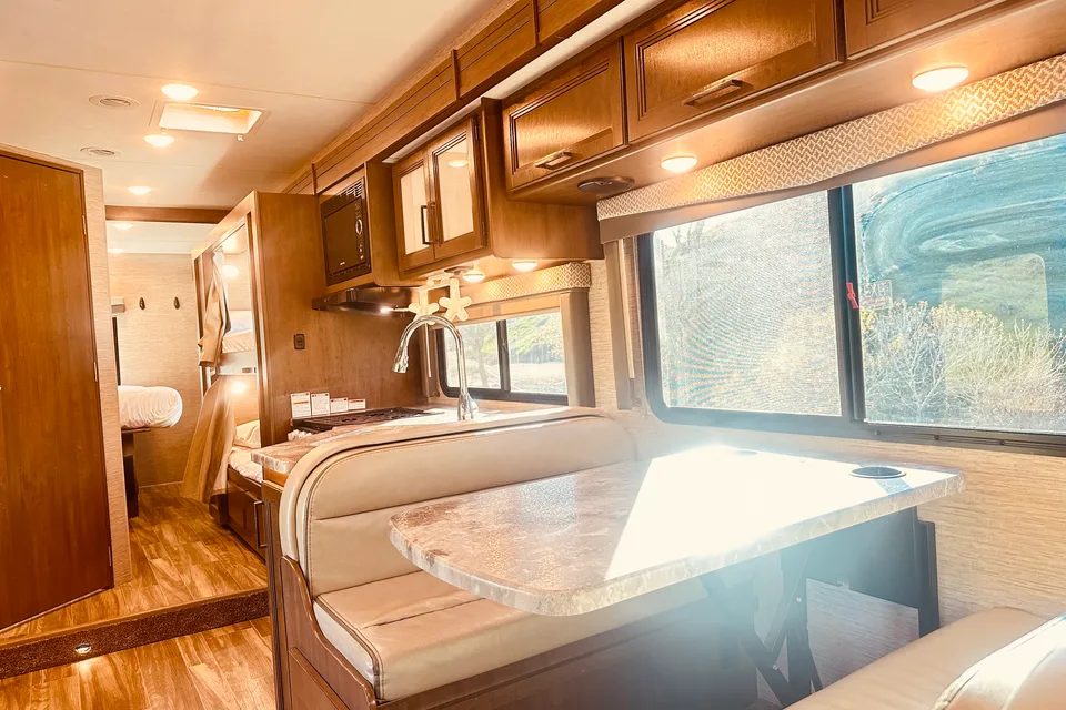 Thor Motor Coach Fourwind 31EV Class C with fully equipped kitchen and bathroom