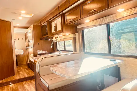 Thor Motor Coach Fourwind 31EV Class C with fully equipped kitchen and bathroom