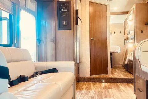 Thor Motor Coach Fourwind 31EV Class C with fully equipped kitchen and bathroom