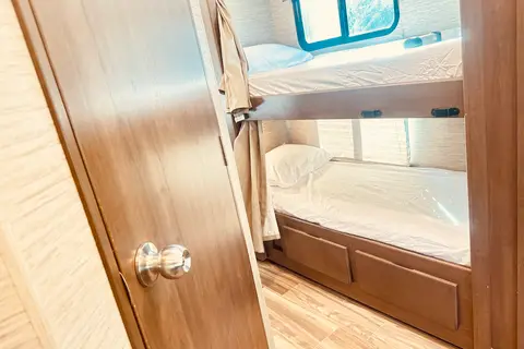 Thor Motor Coach Fourwind 31EV Class C with fully equipped kitchen and bathroom
