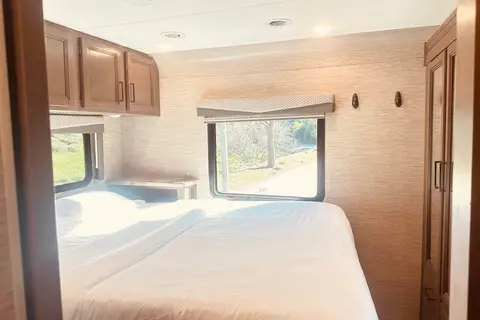 Thor Motor Coach Fourwind 31EV Class C with fully equipped kitchen and bathroom