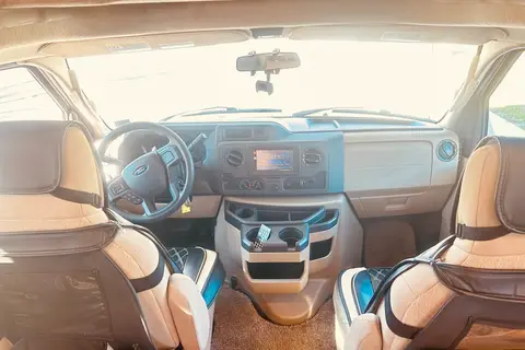 Thor Motor Coach Fourwind 31EV Class C with fully equipped kitchen and bathroom