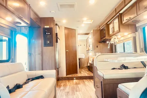 Thor Motor Coach Fourwind 31EV Class C with fully equipped kitchen and bathroom
