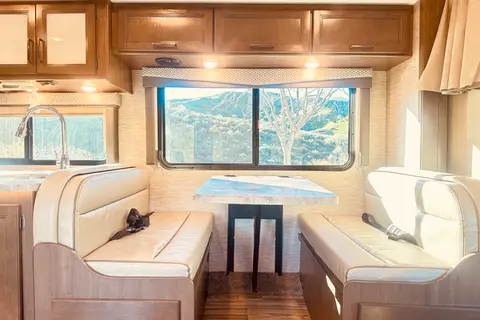 Thor Motor Coach Fourwind 31EV Class C with fully equipped kitchen and bathroom