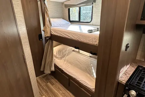 Thor Motor Coach Fourwind 31EV Class C with fully equipped kitchen and bathroom