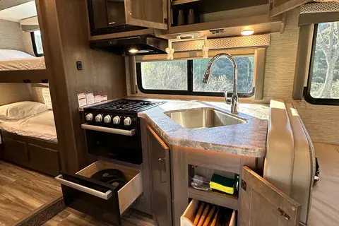 Thor Motor Coach Fourwind 31EV Class C with fully equipped kitchen and bathroom