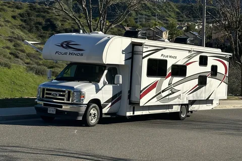 Thor Motor Coach Fourwind 31EV Class C with fully equipped kitchen and bathroom