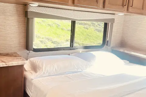 Thor Motor Coach Fourwind 31EV Class C with fully equipped kitchen and bathroom