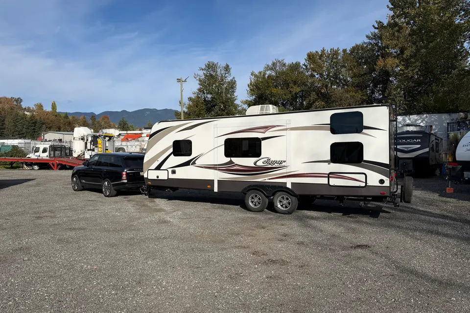 Easy to Tow Half TON Ready Double Bunk 28 feet Travel Trailer with Slideout