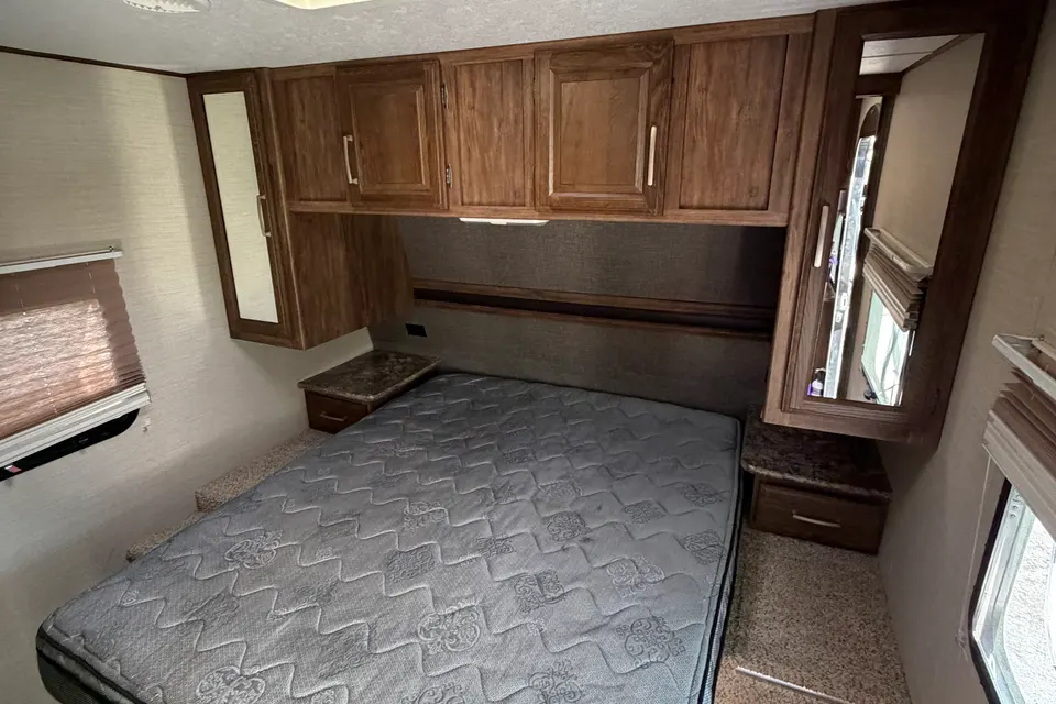 Easy to Tow Half TON Ready Double Bunk 28 feet Travel Trailer with Slideout