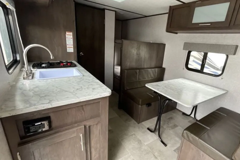 Lin's Coleman 17B Travel Trailer