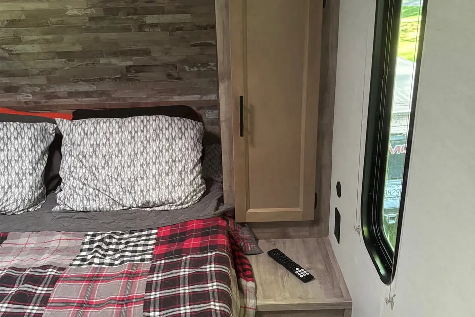 Hayleigh's Grand River 32bre Travel Trailer