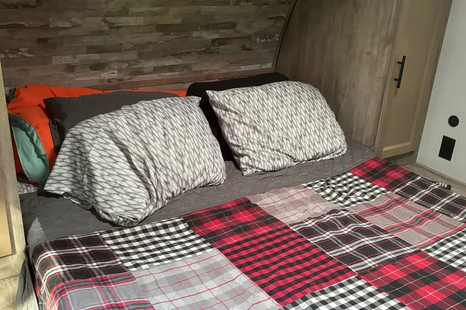 Hayleigh's Grand River 32bre Travel Trailer