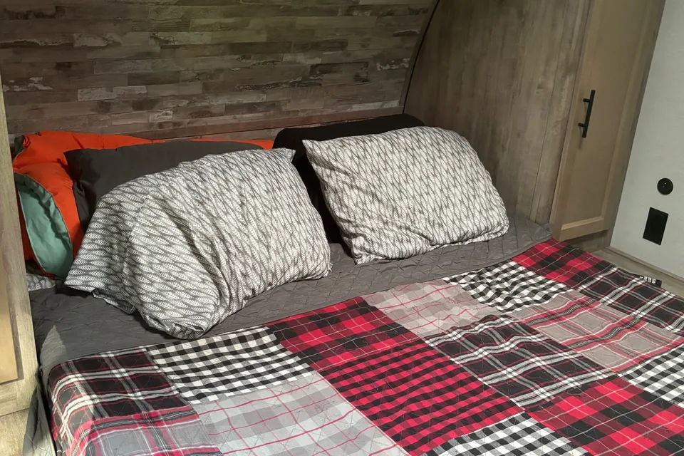 Hayleigh's Grand River 32bre Travel Trailer