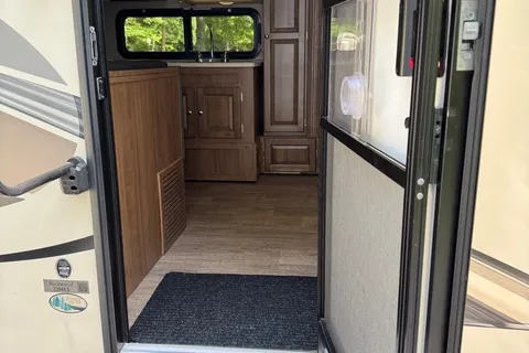 Juniper Skye - 2019 Forest River Rockwood Mini-Lite *Pet Friendly*