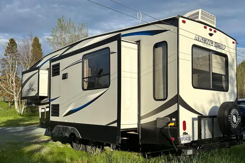 MForest River RV Cherokee Arctic Wolf Limited 285DRL4 Sellettes