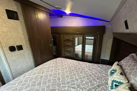MForest River RV Cherokee Arctic Wolf Limited 285DRL4 Sellettes