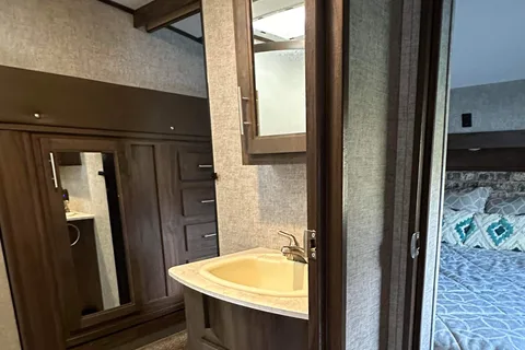 MForest River RV Cherokee Arctic Wolf Limited 285DRL4 Sellettes