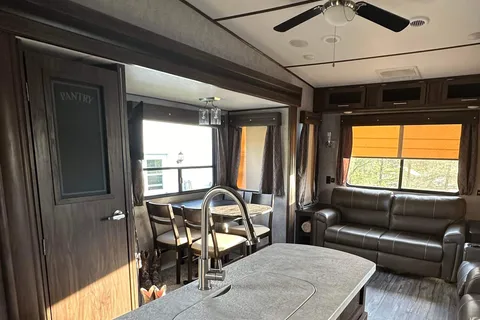 MForest River RV Cherokee Arctic Wolf Limited 285DRL4 Sellettes
