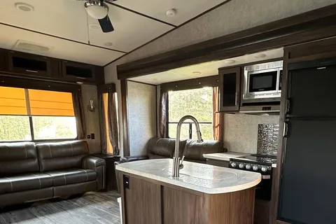 MForest River RV Cherokee Arctic Wolf Limited 285DRL4 Sellettes