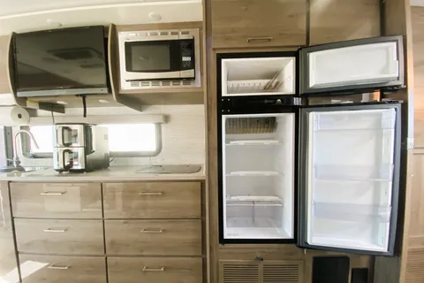 💎 Merci 𝗕𝗲𝗻𝘇 💎 BRAND NEW 2026 • Premium Sprinter • Low Mileage • Sleeps 6 ✨