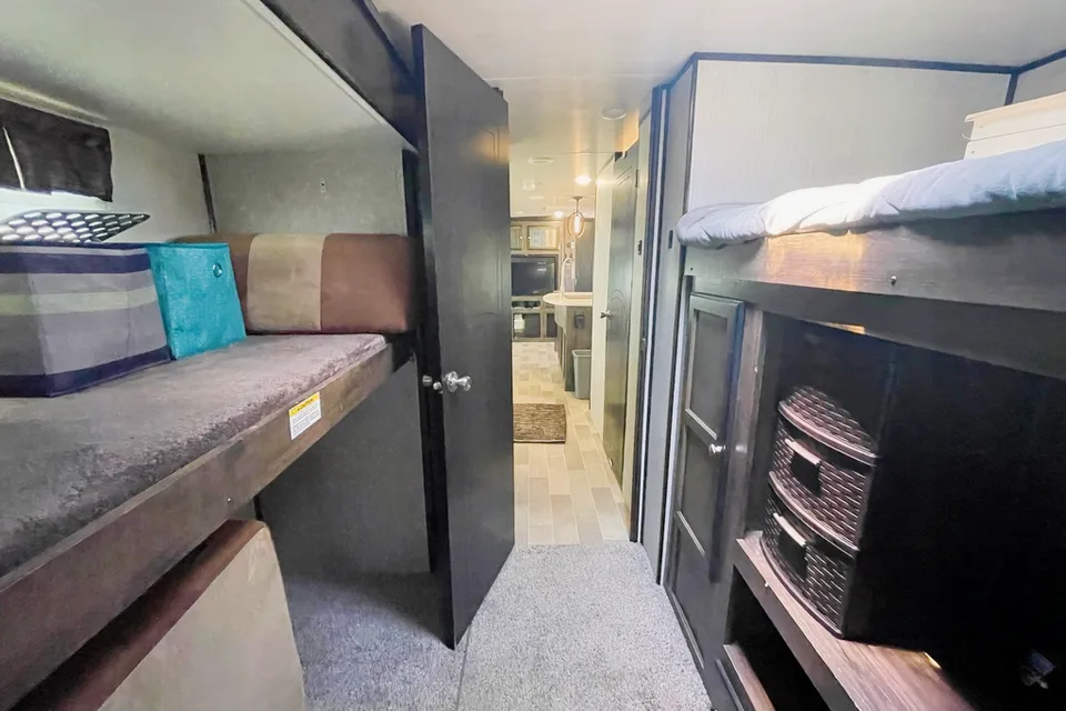 Luxury Heartland Mallard M33 - Travel Trailer