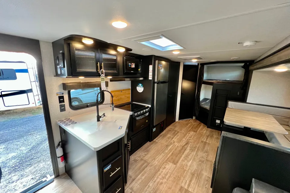 🌟 Family RV – Sleeps 6 Comfortably | Solar + Starlink + Outdoor Kitchen 🚐🔋🌲