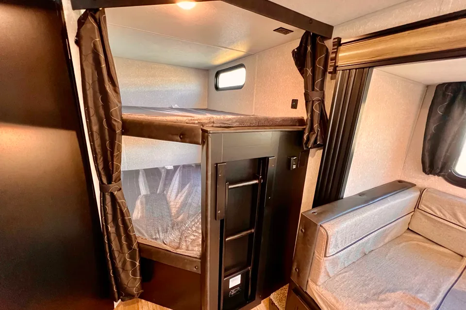 🌟 Family RV – Sleeps 6 Comfortably | Solar + Starlink + Outdoor Kitchen 🚐🔋🌲