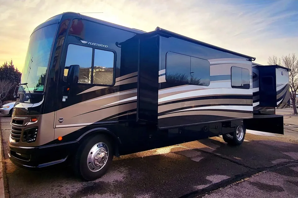 Harrrvey thee RV Fleetwood Bounder Class A