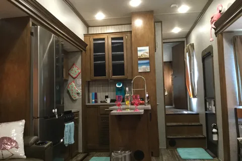 Executive Suite - Palomino - Columbus - Delivery