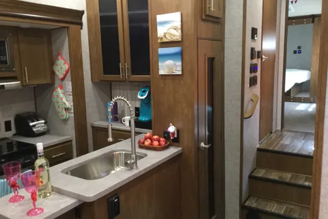 Executive Suite - Palomino - Columbus - Delivery