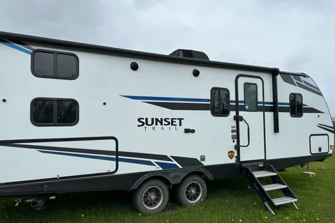 Family Camping Made Easy | King Bed + Bunks | Outdoor Kitchen | Pet Friendly