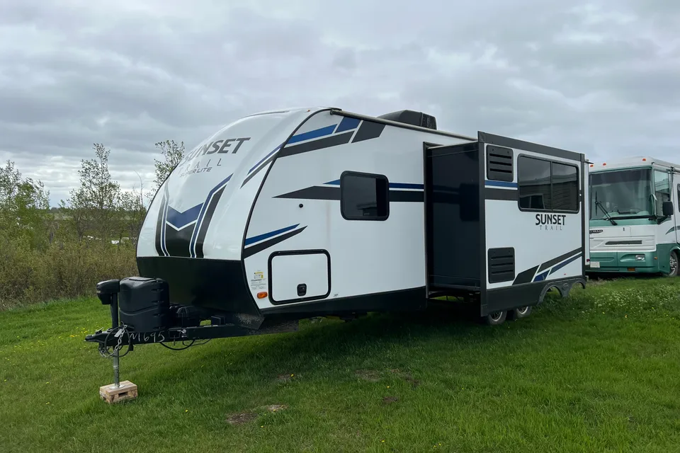 Family Camping Made Easy | King Bed + Bunks | Outdoor Kitchen | Pet Friendly