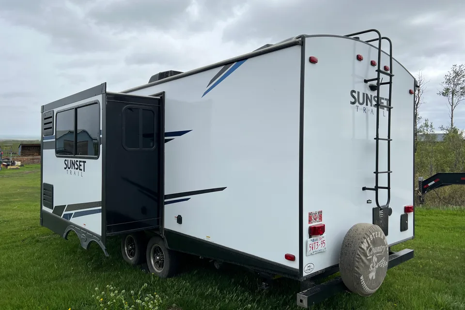 Family Camping Made Easy | King Bed + Bunks | Outdoor Kitchen | Pet Friendly
