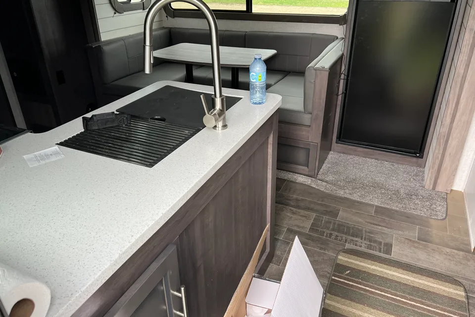 Family Camping Made Easy | King Bed + Bunks | Outdoor Kitchen | Pet Friendly