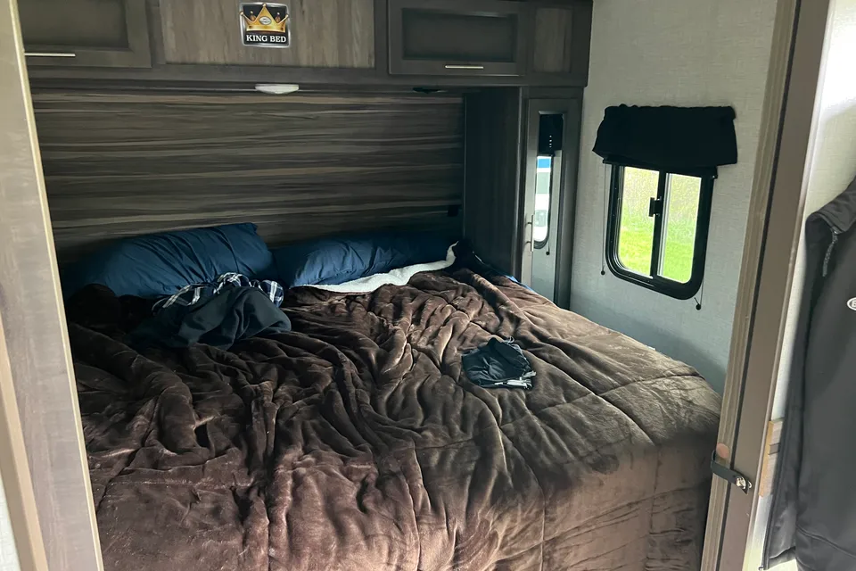 Family Camping Made Easy | King Bed + Bunks | Outdoor Kitchen | Pet Friendly
