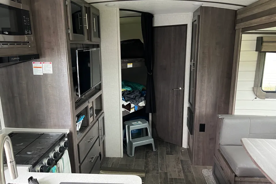 Family Camping Made Easy | King Bed + Bunks | Outdoor Kitchen | Pet Friendly