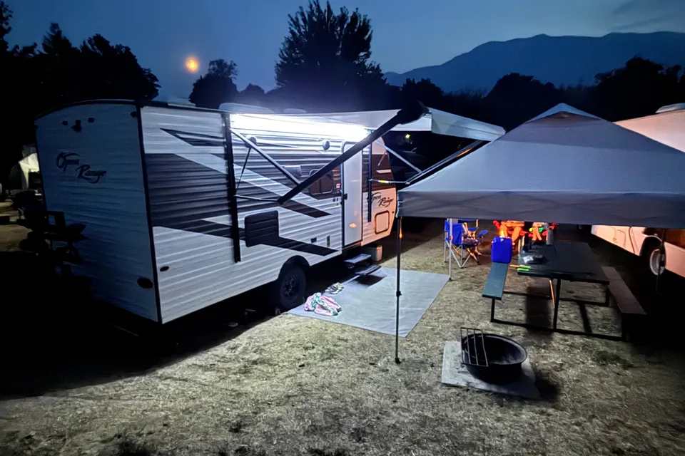 Lightweight - 21 foot Travel Trailer with Queen Bed and Bunks