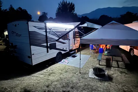 Lightweight - 21 foot Travel Trailer with Queen Bed and Bunks